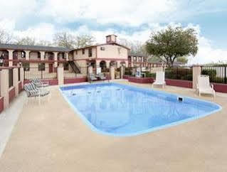 ซูเปอร์ 8 บาย วินด์แฮม เมาท์ เพลแซนท์ Motel Mount Pleasant ภายนอก รูปภาพ